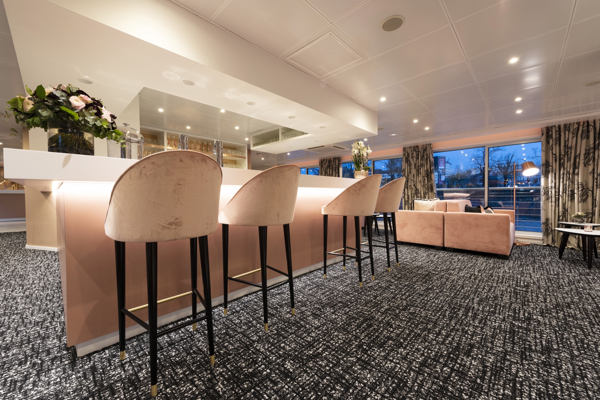 CroisiEurope MS Renoir Salon Bar 10.jpg